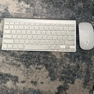 Apple Genuine Wireless Keyboard and Mouse A1314/A1296 -
